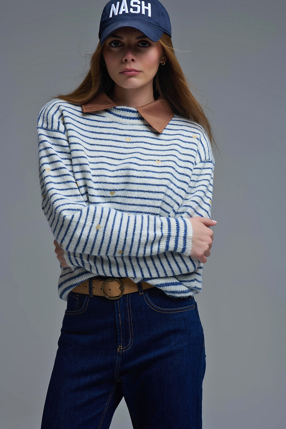 Camisola de malha com riscas azuis e coração dourado bordado