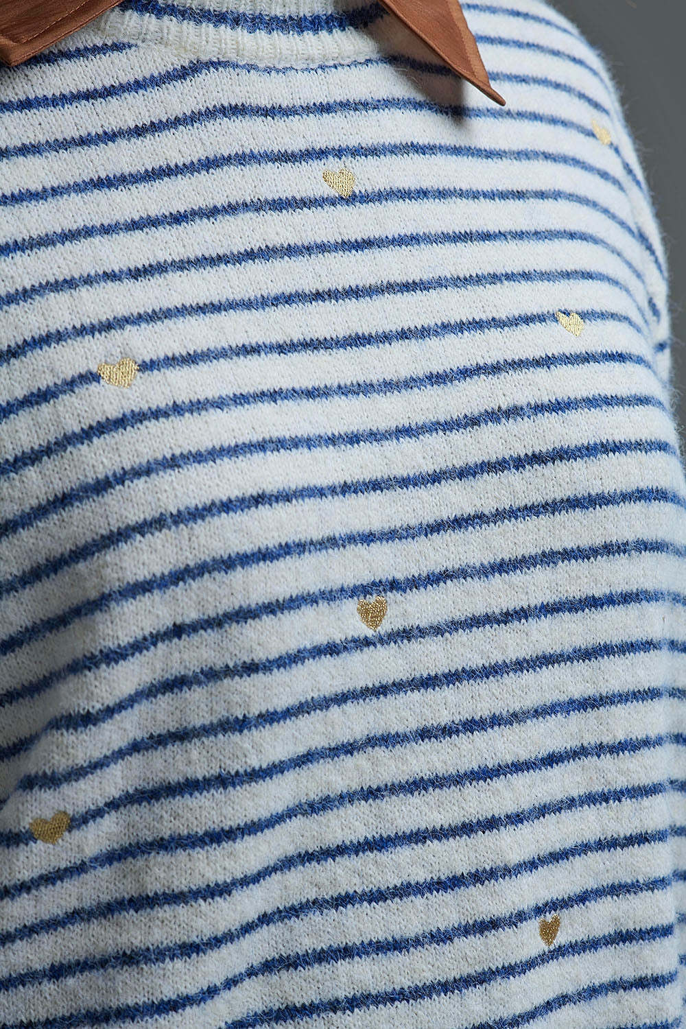 Camisola de malha com riscas azuis e coração dourado bordado