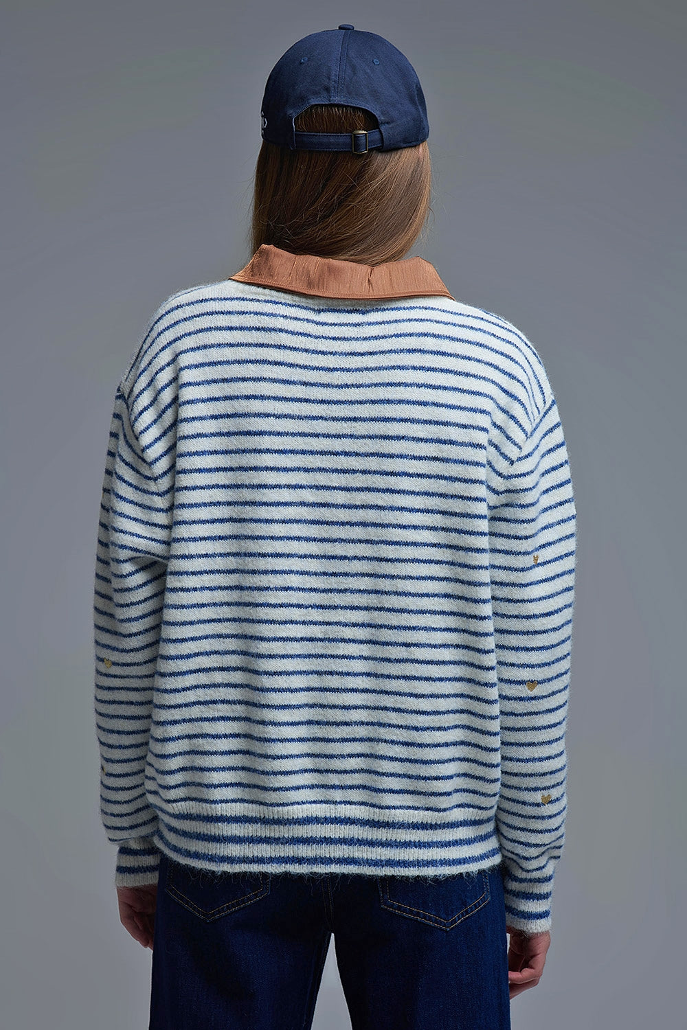 Camisola de malha com riscas azuis e coração dourado bordado