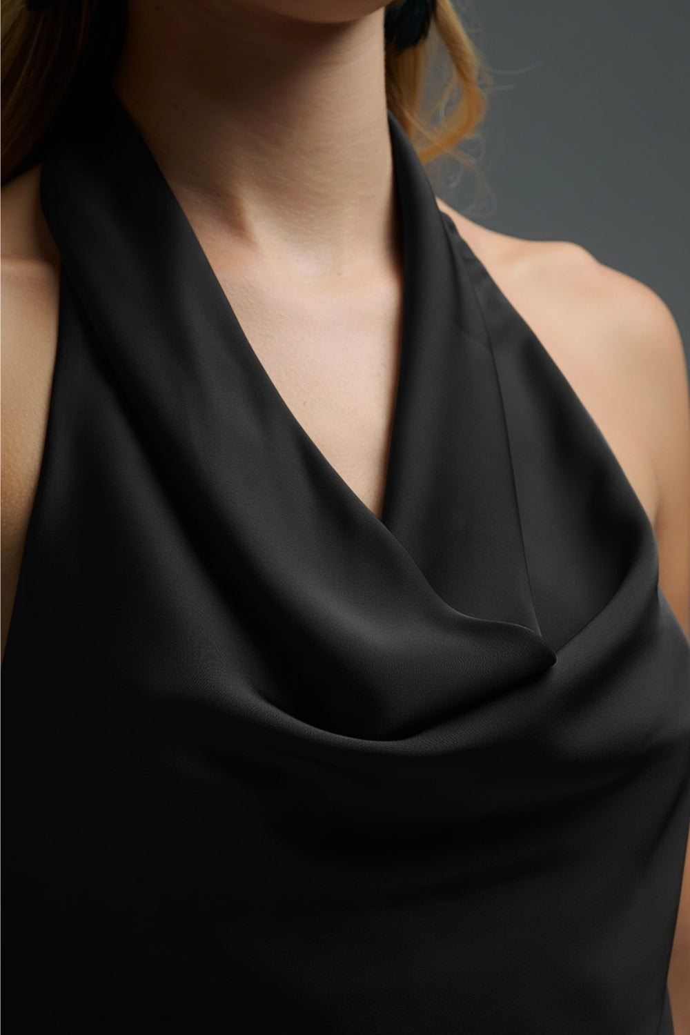 Top de cetim preto com decote drapeado