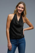 Top de cetim preto com decote drapeado