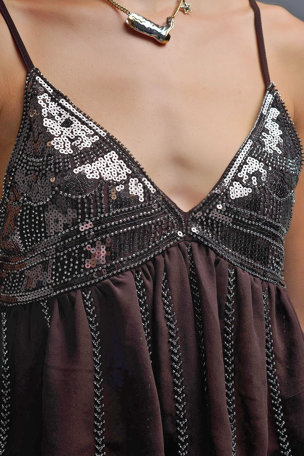 Camisola com lantejoulas embelezada em castanho