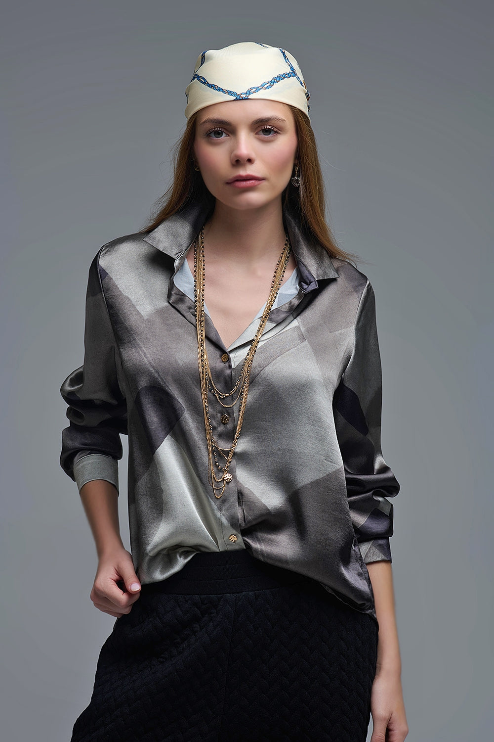 camisa de cetim cinzenta com estampado geométrico