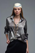 camisa de cetim cinzenta com estampado geométrico