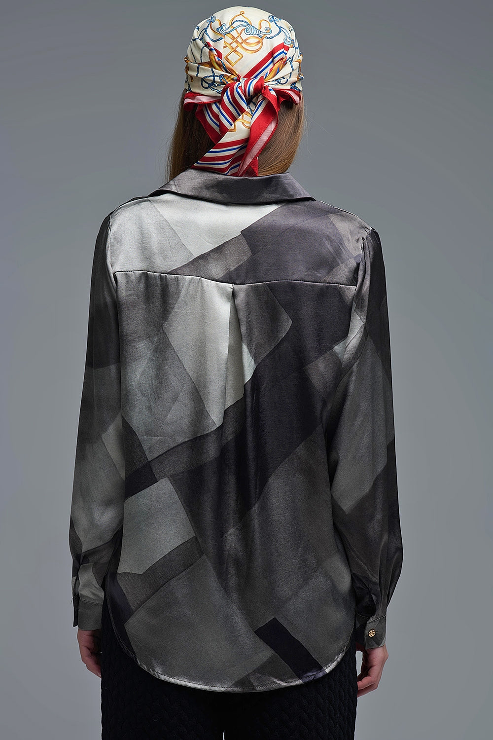 camisa de cetim cinzenta com estampado geométrico