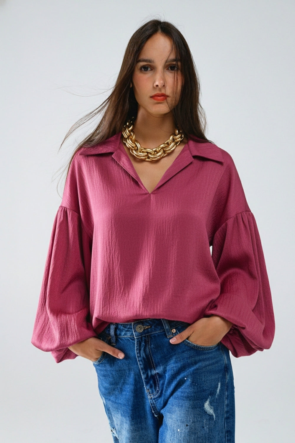 Top elegante de cetim brilhante com corte em fucsia