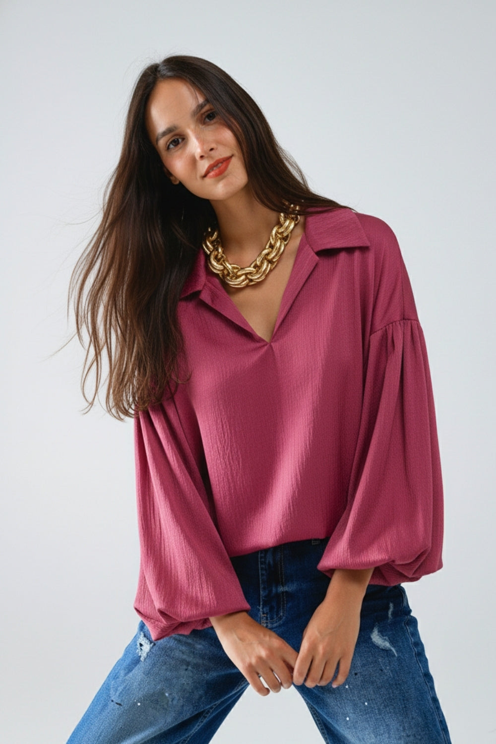 Top elegante de cetim brilhante com corte em fucsia