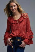Blusa vermelha às bolinhas com folhos e mangas largas