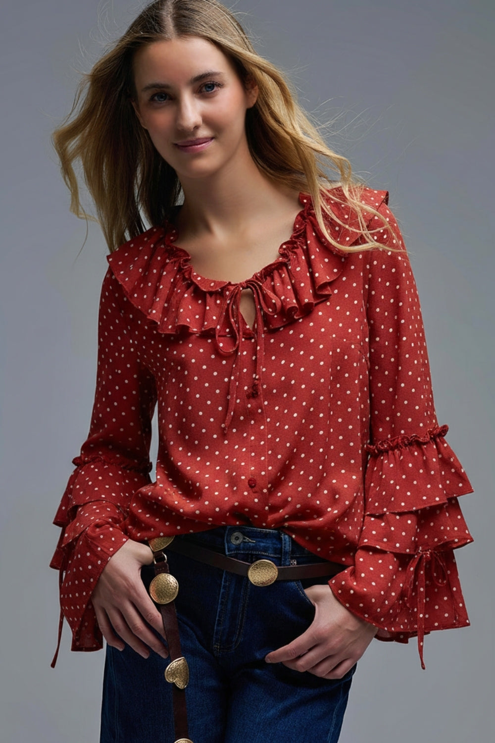 Blusa vermelha às bolinhas com folhos e mangas largas