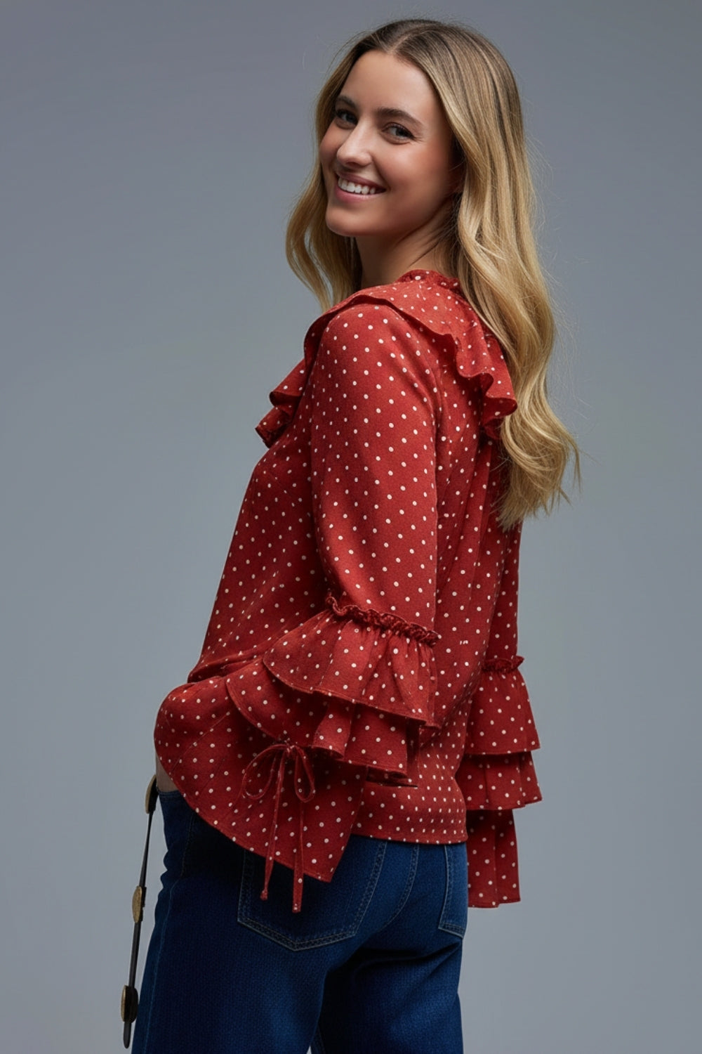 Blusa vermelha às bolinhas com folhos e mangas largas