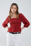Top vermelho chique às pintinhas com corte na cintura