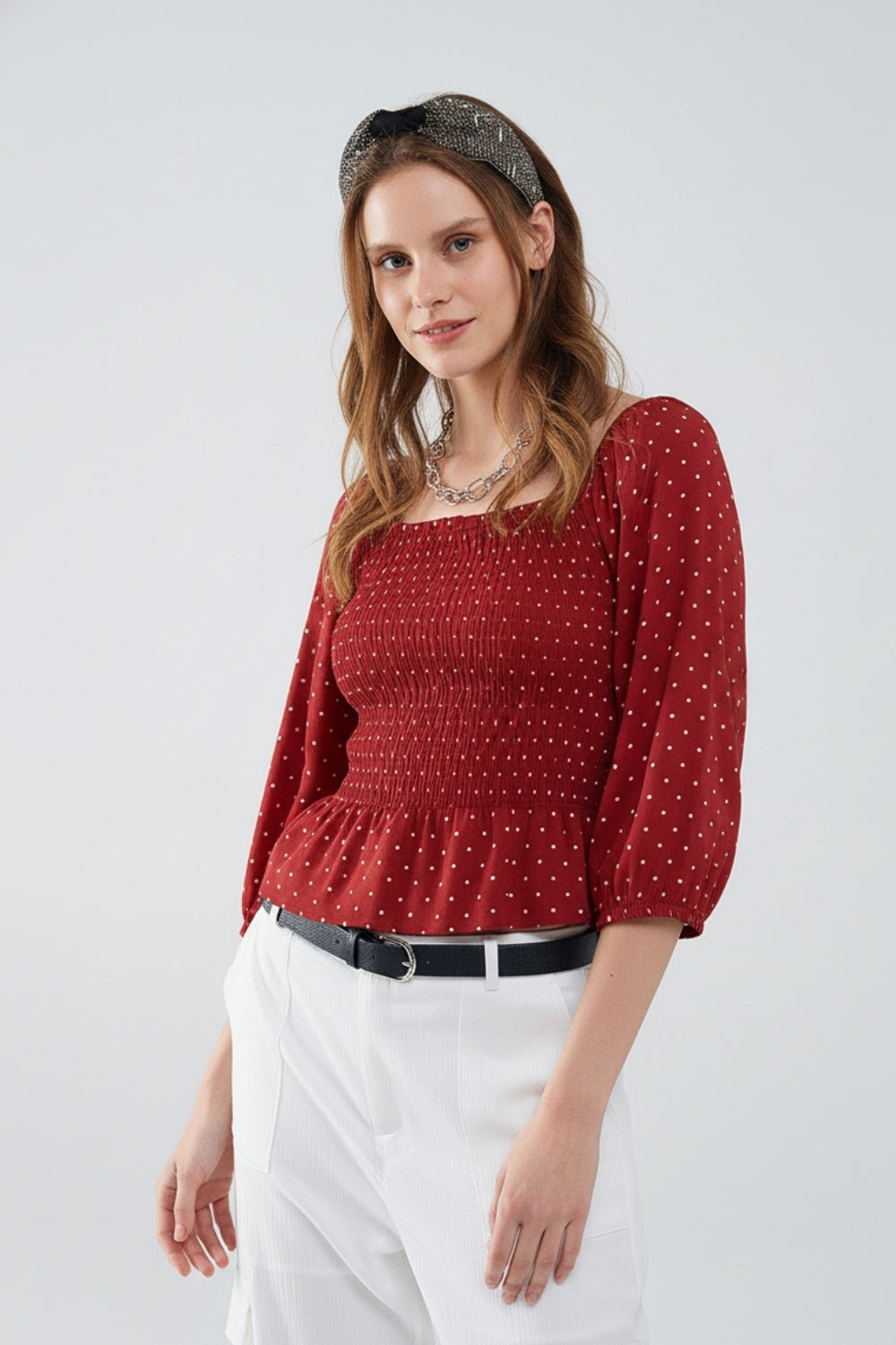 Top vermelho chique às pintinhas com corte na cintura