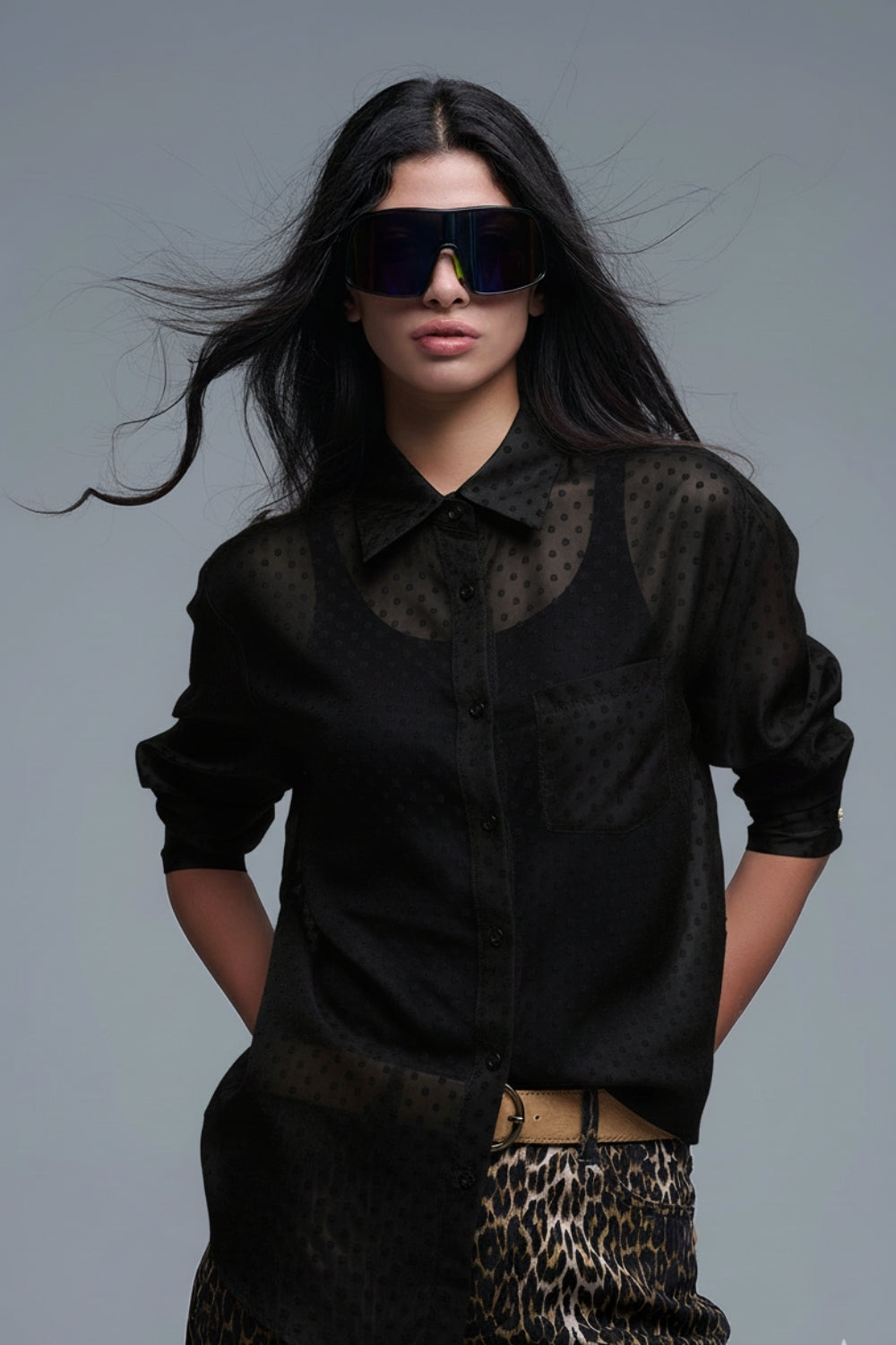 Camisa preta com botões às pintinhas em chiffon
