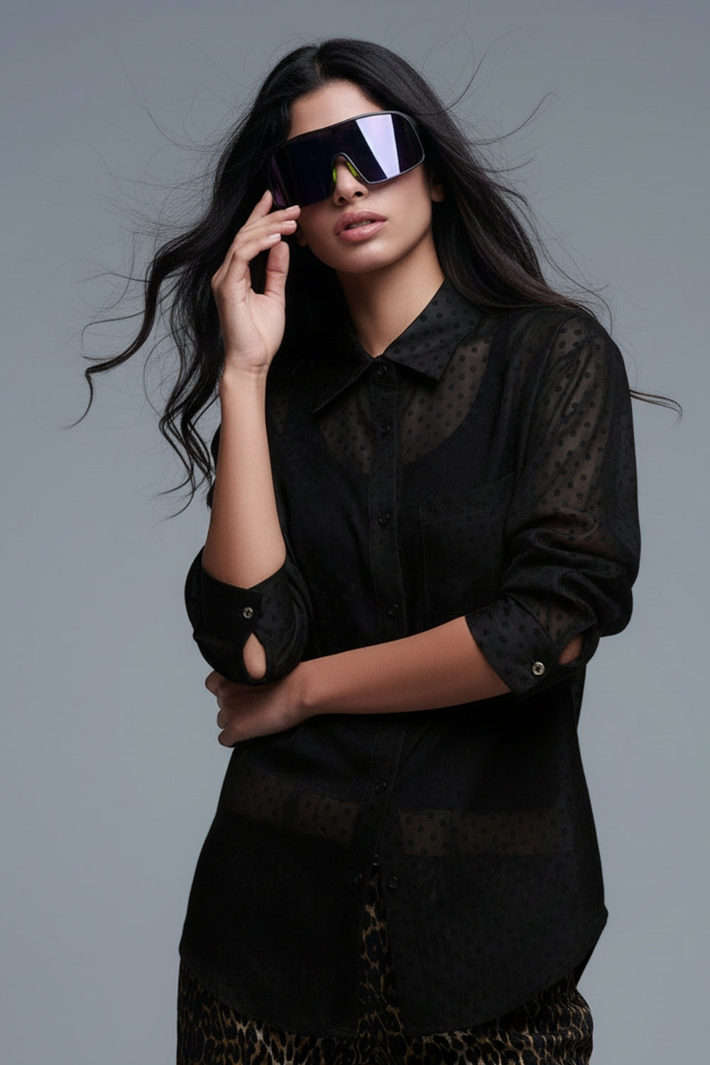 Camisa preta com botões às pintinhas em chiffon