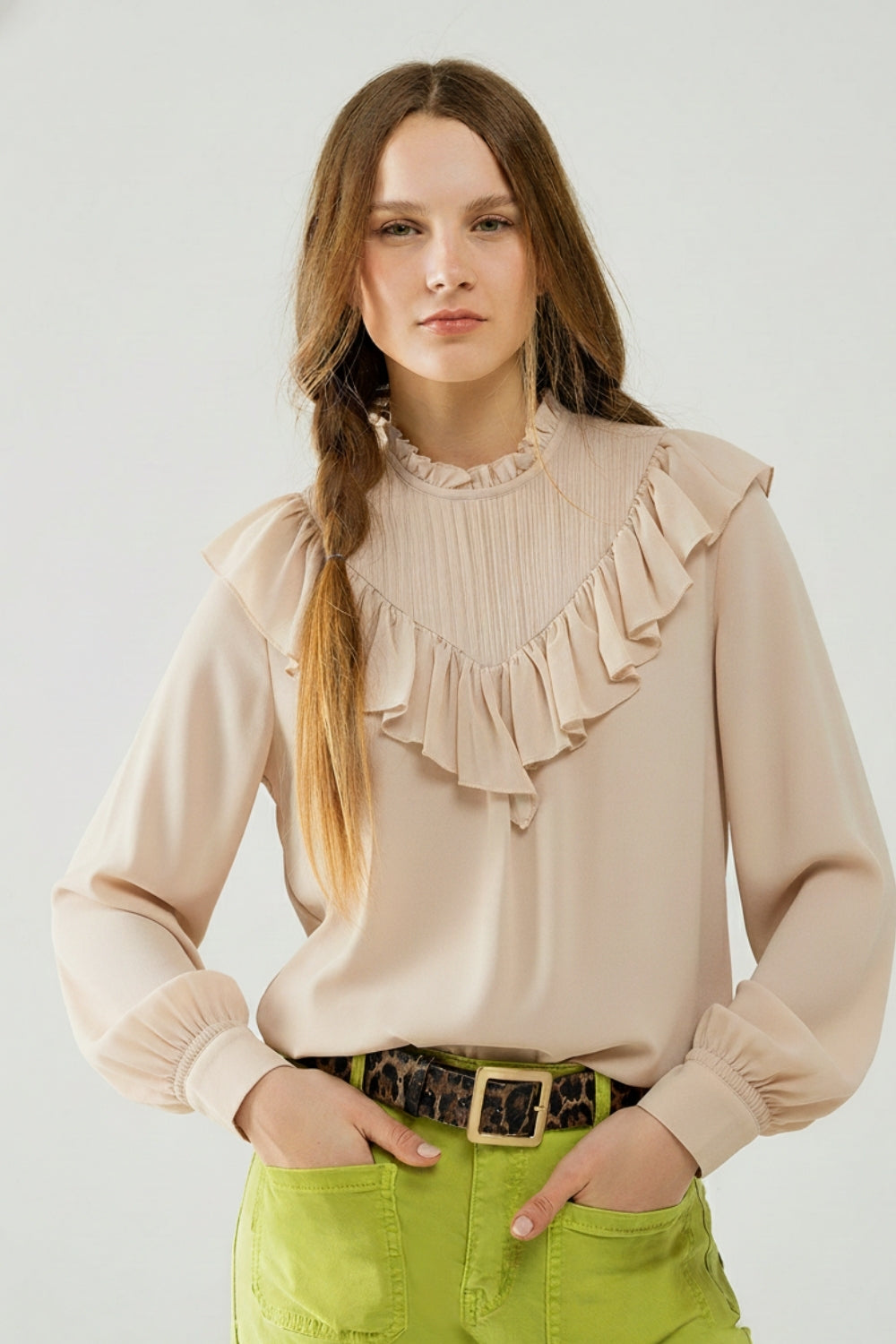 Blusa romântica bege de manga comprida com folhos em tecido de chiffon