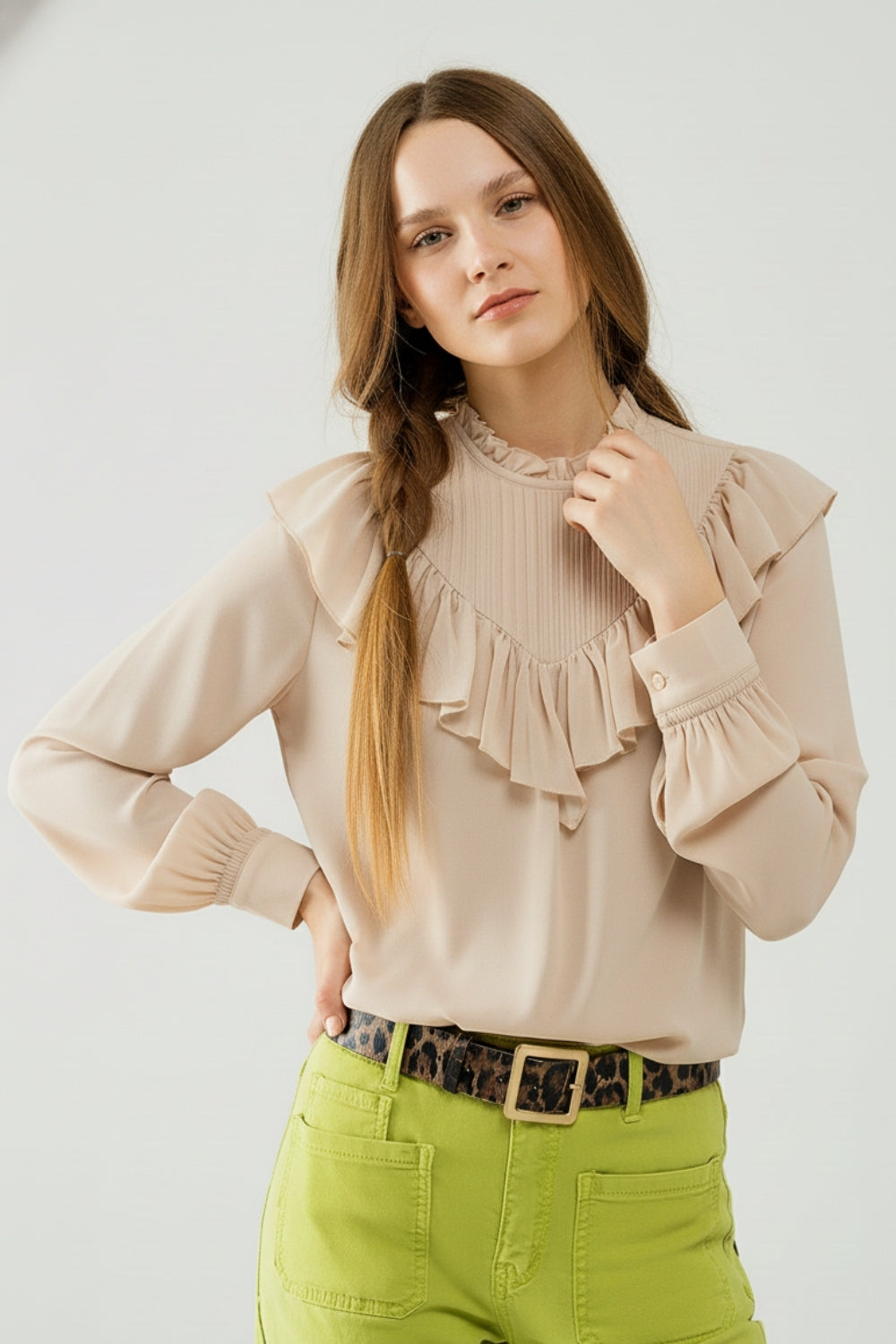 Blusa romântica bege de manga comprida com folhos em tecido de chiffon