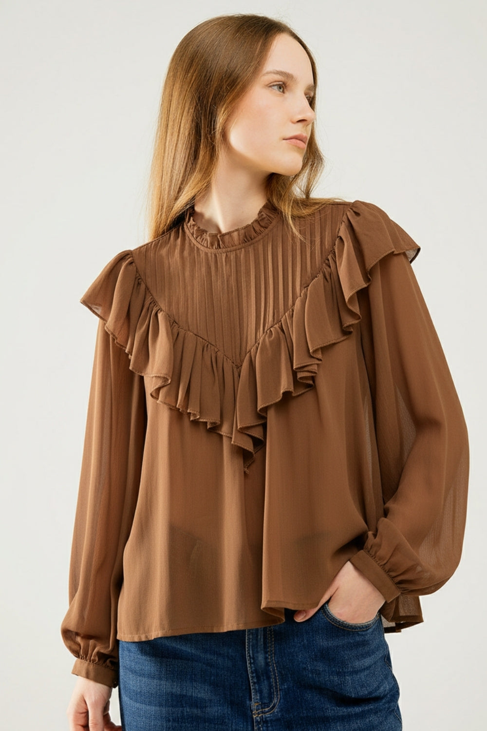 Blusa romântica castanha de manga comprida com folhos em tecido de chiffon