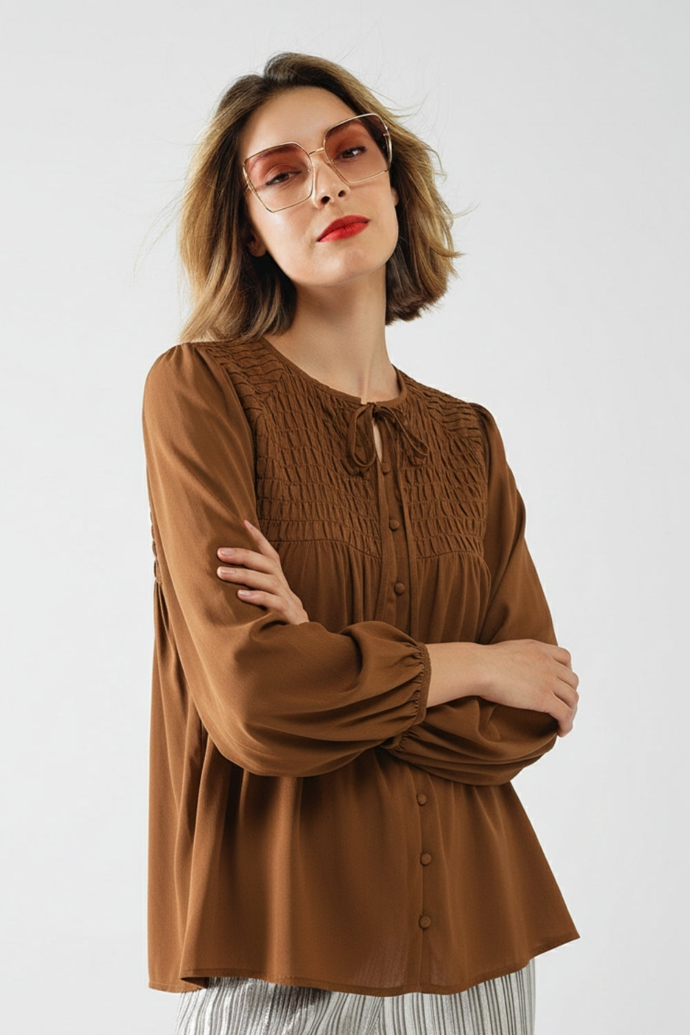 Camisa de cetim castanha chique com renda