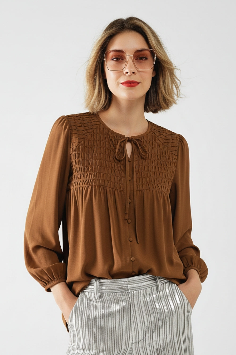 Camisa de cetim castanha chique com renda