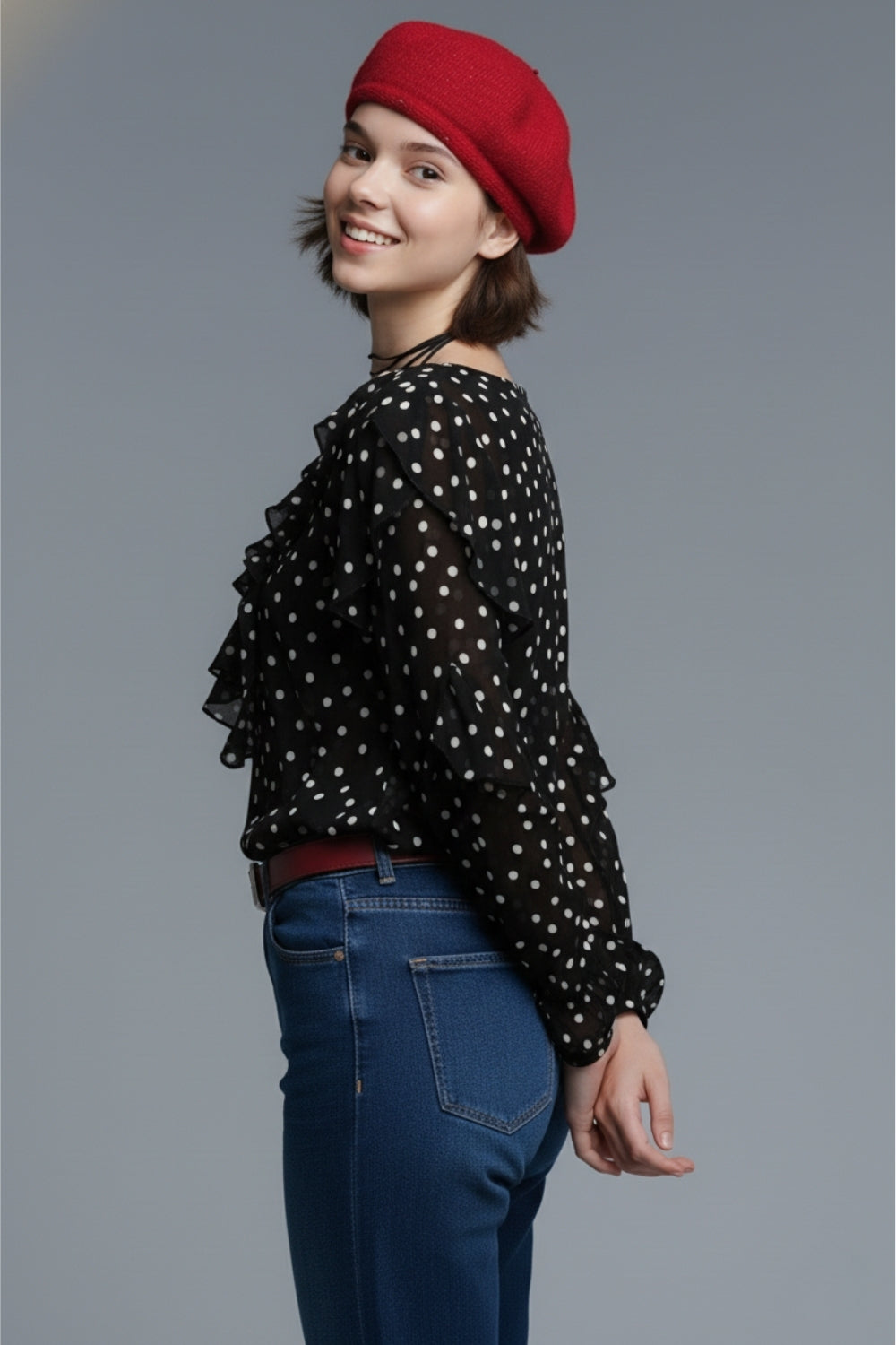 Top com decote em V com folhos e pintas pretas em tecido de chiffon