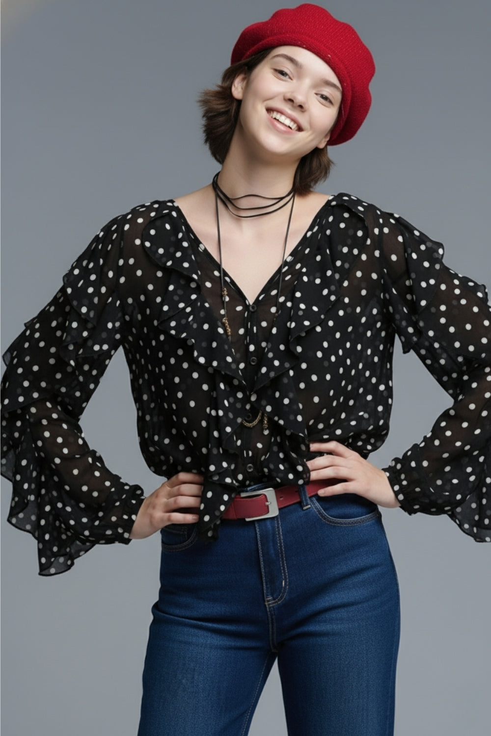 Top com decote em V com folhos e pintas pretas em tecido de chiffon