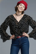 Top com decote em V com folhos e pintas pretas em tecido de chiffon