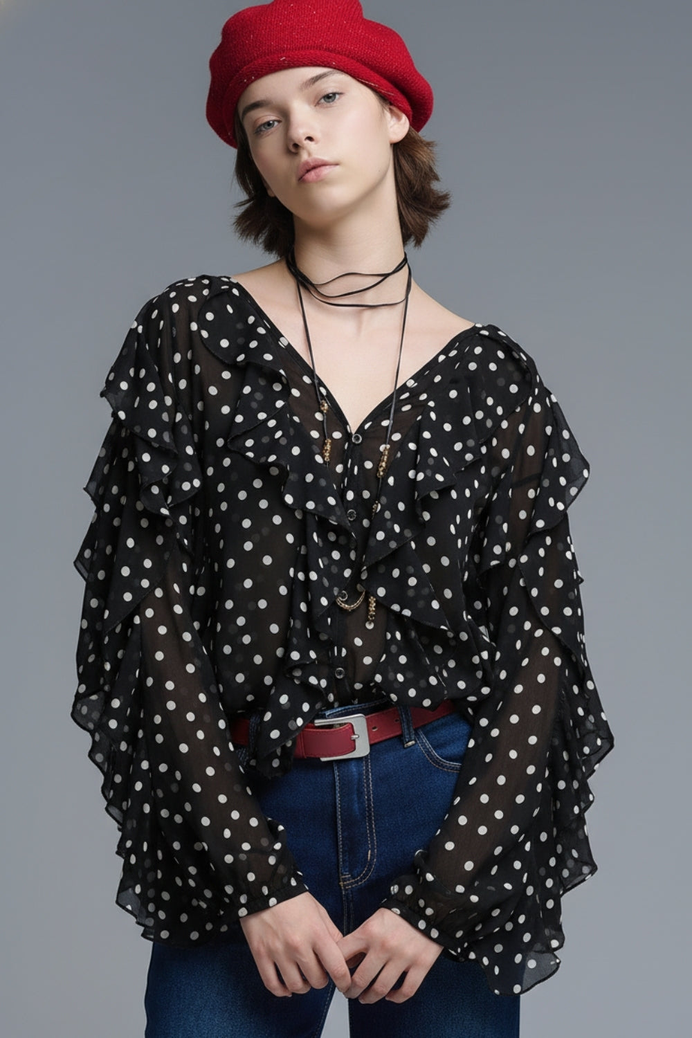 Top com decote em V com folhos e pintas pretas em tecido de chiffon