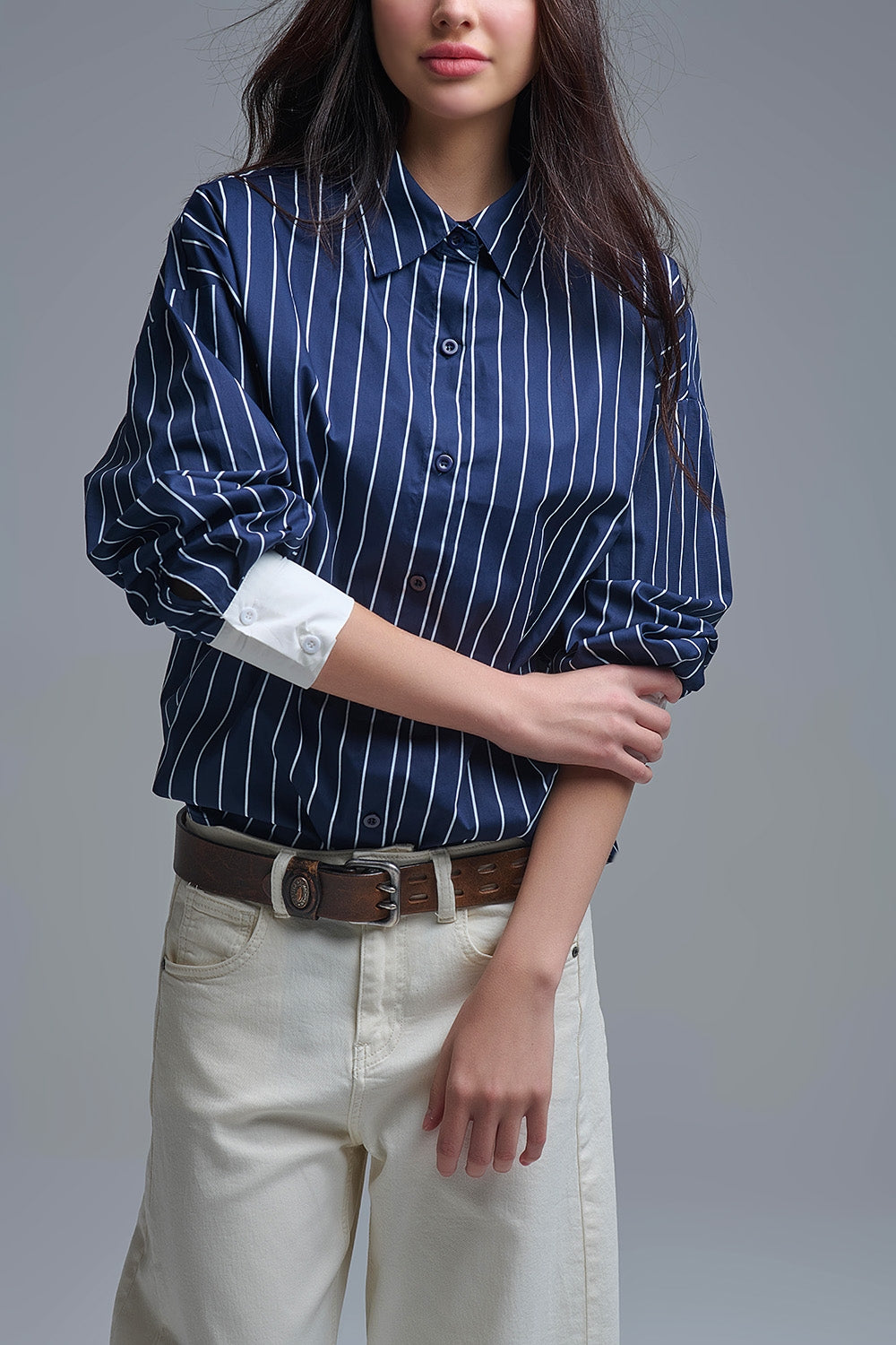 Camisa de gola alta às riscas azul-marinho em popelina macia