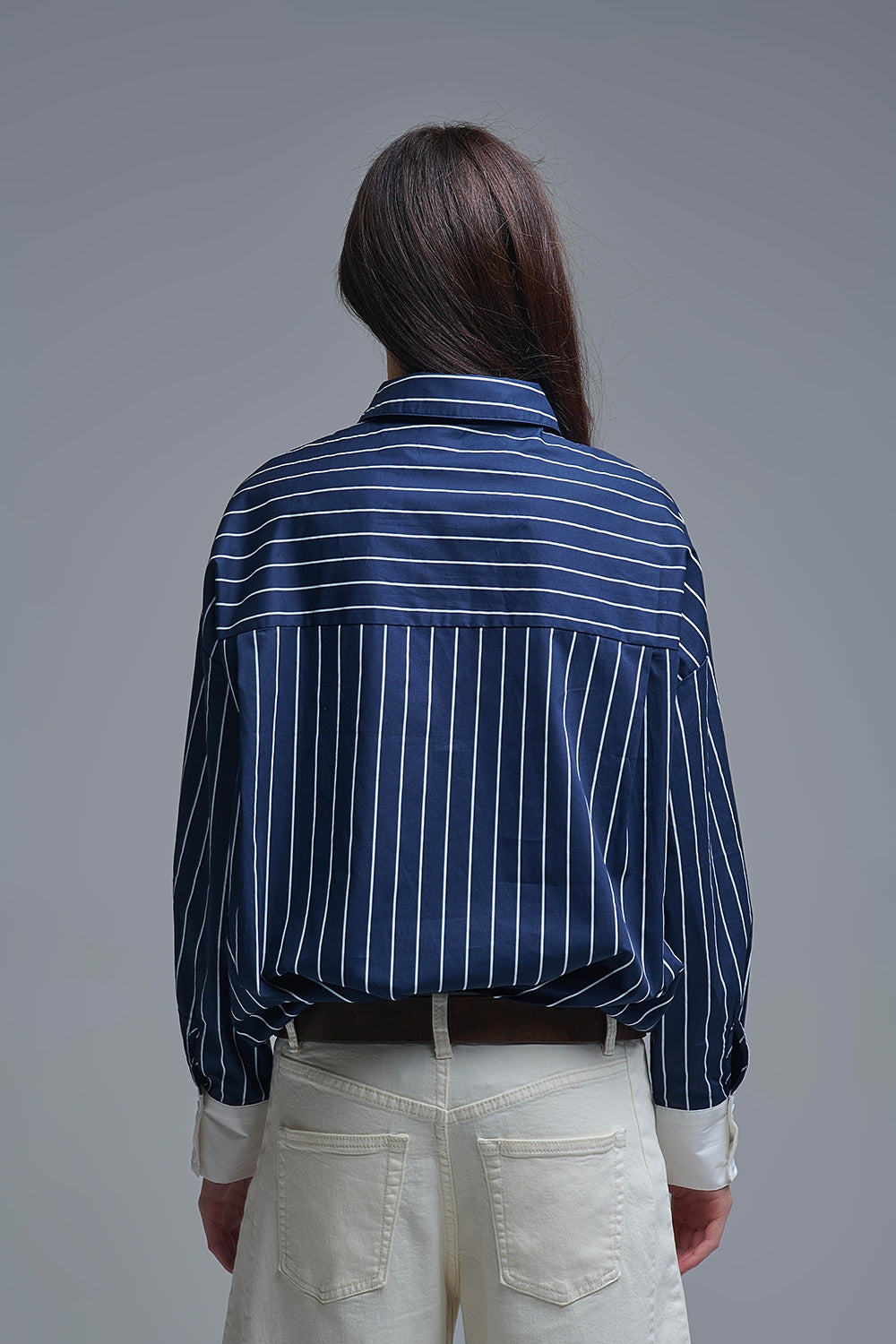 Camisa de gola alta às riscas azul-marinho em popelina macia