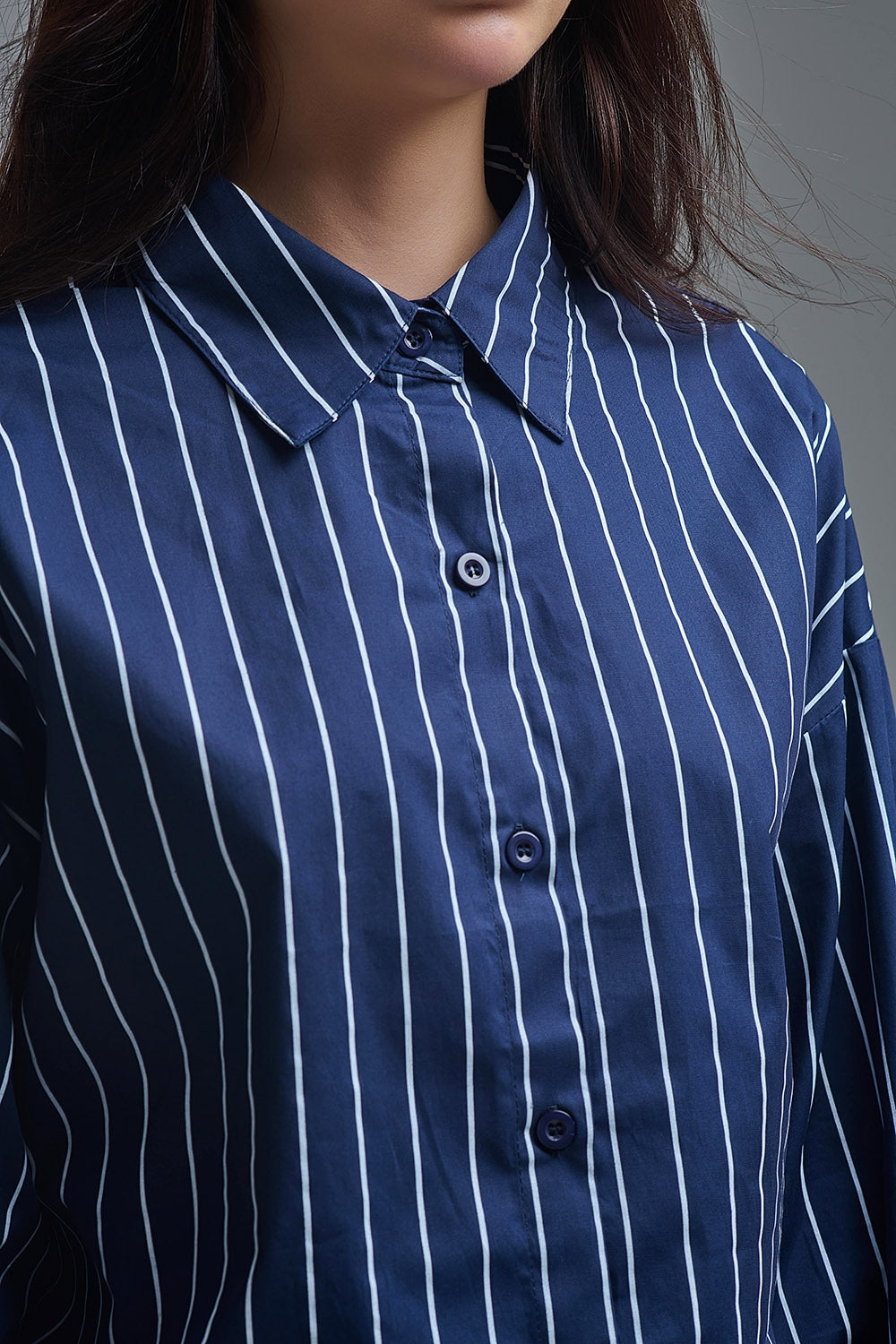 Camisa de gola alta às riscas azul-marinho em popelina macia