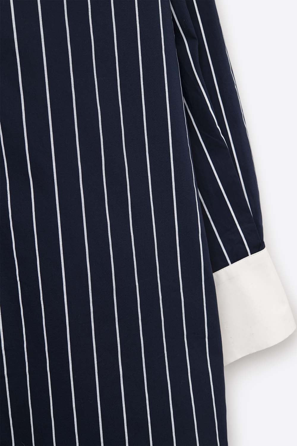 Camisa de gola alta às riscas azul-marinho em popelina macia
