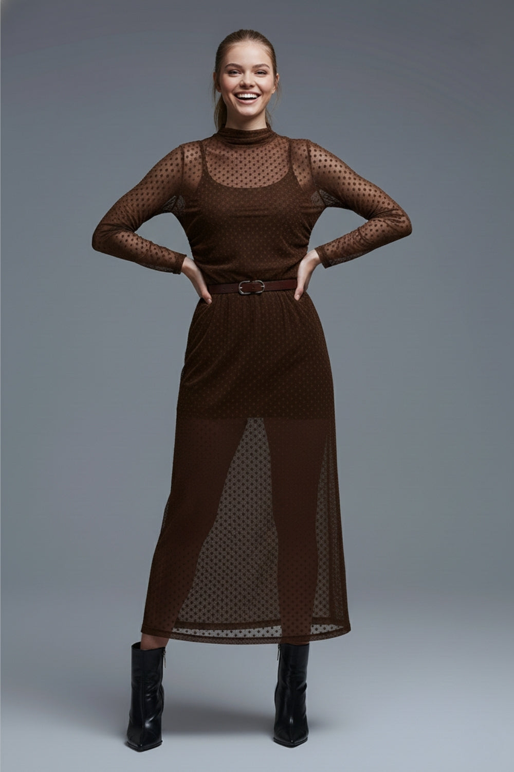 Vestido maxi de bolinhas castanho em tecido transparente