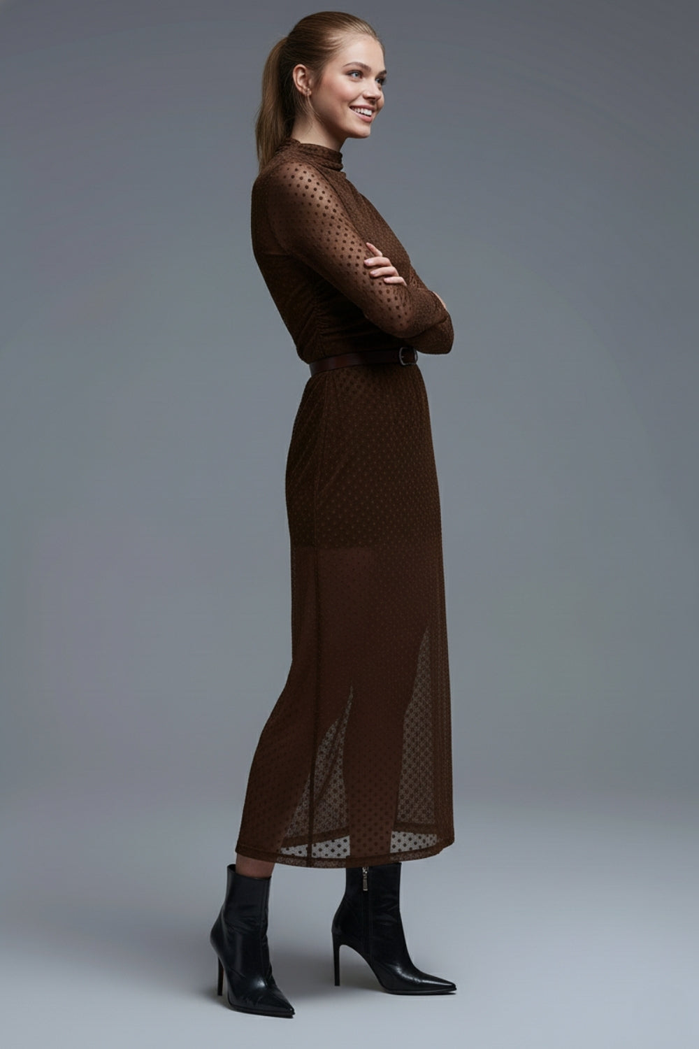 Vestido maxi de bolinhas castanho em tecido transparente