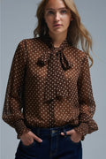 Camisa castanha às bolinhas com pormenores de renda em tecido de chiffon