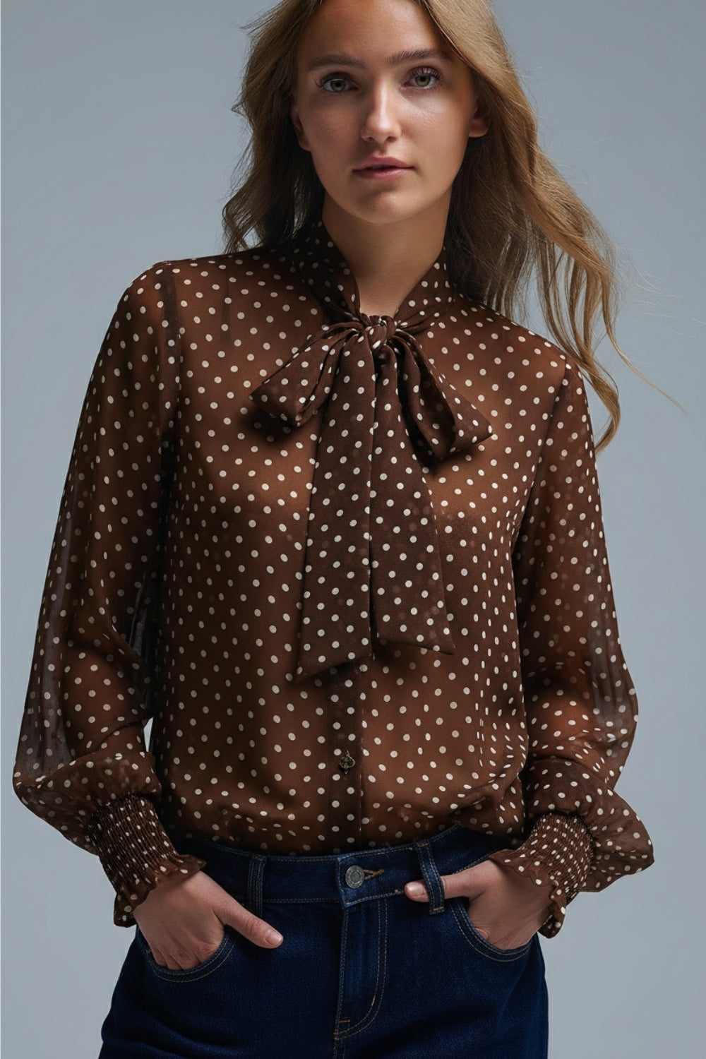 Camisa castanha às bolinhas com pormenores de renda em tecido de chiffon