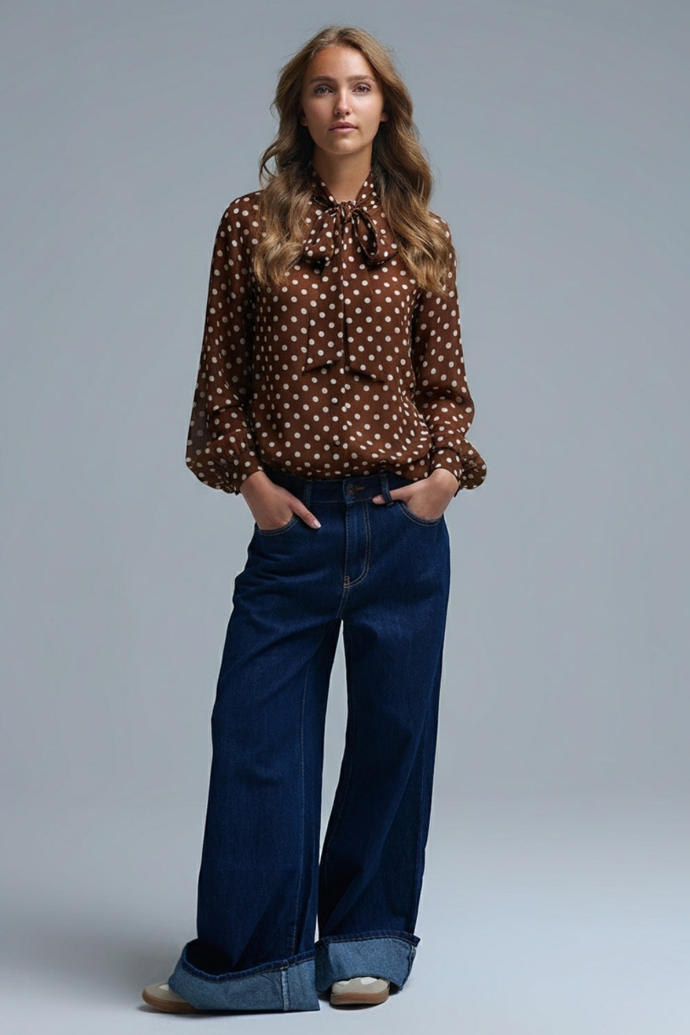 Camisa castanha às bolinhas com pormenores de renda em tecido de chiffon