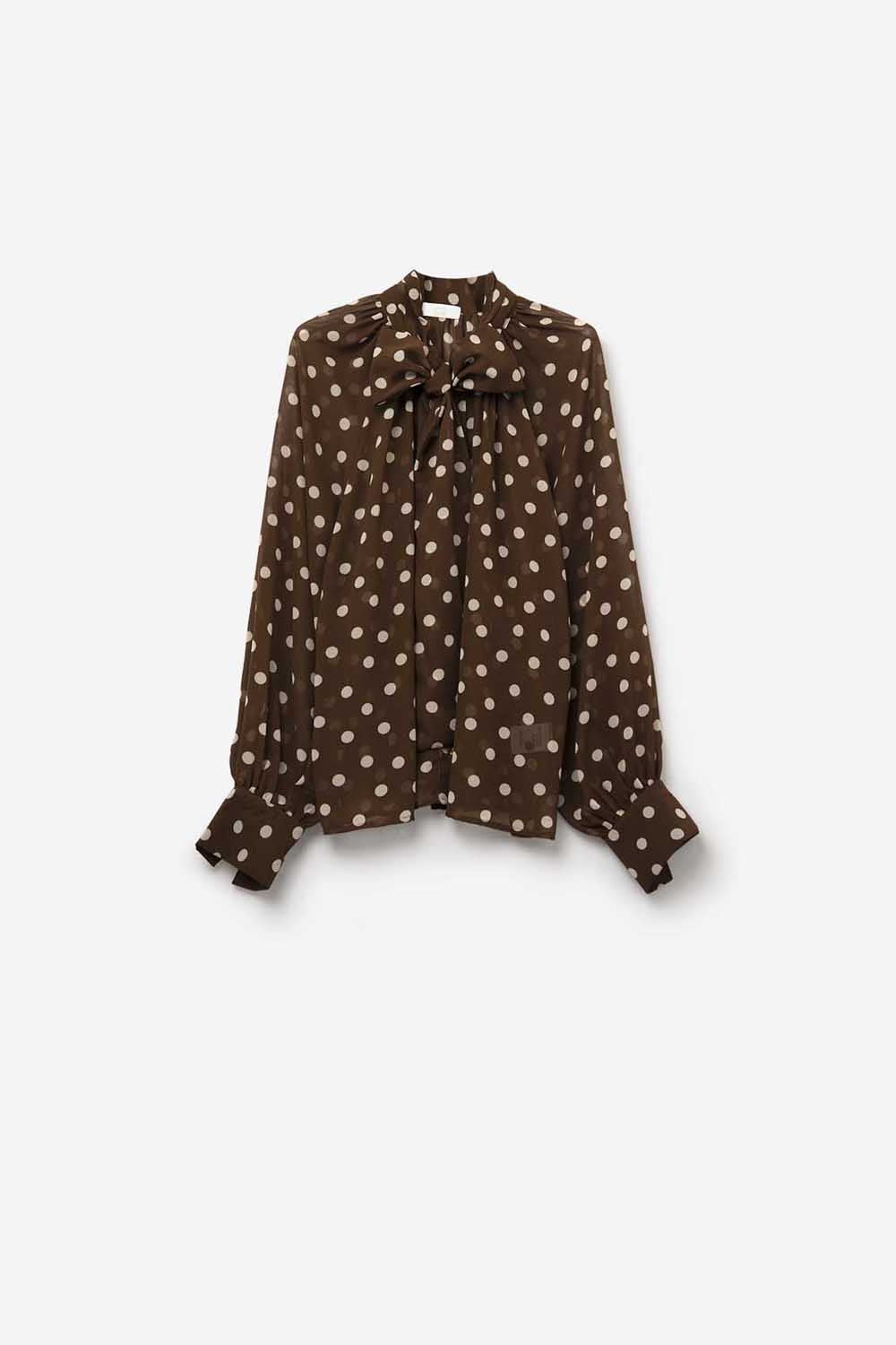 Camisa castanha às bolinhas com pormenores de renda em tecido de chiffon