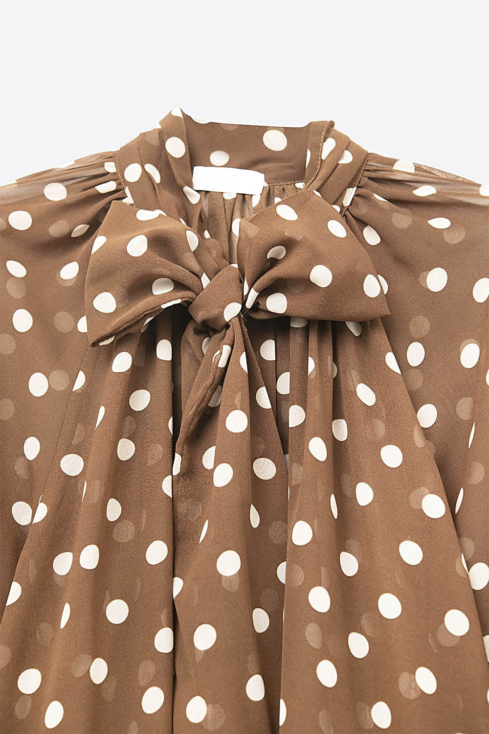 Camisa castanha às bolinhas com pormenores de renda em tecido de chiffon