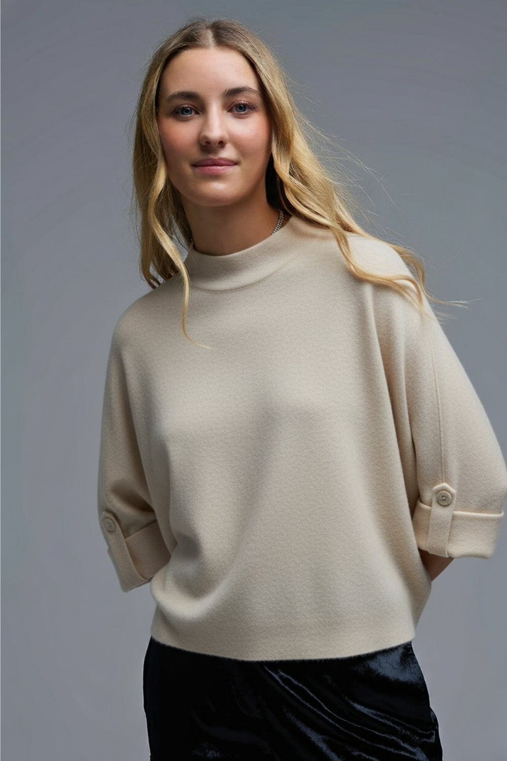 Camisola de malha creme com pormenores de botões