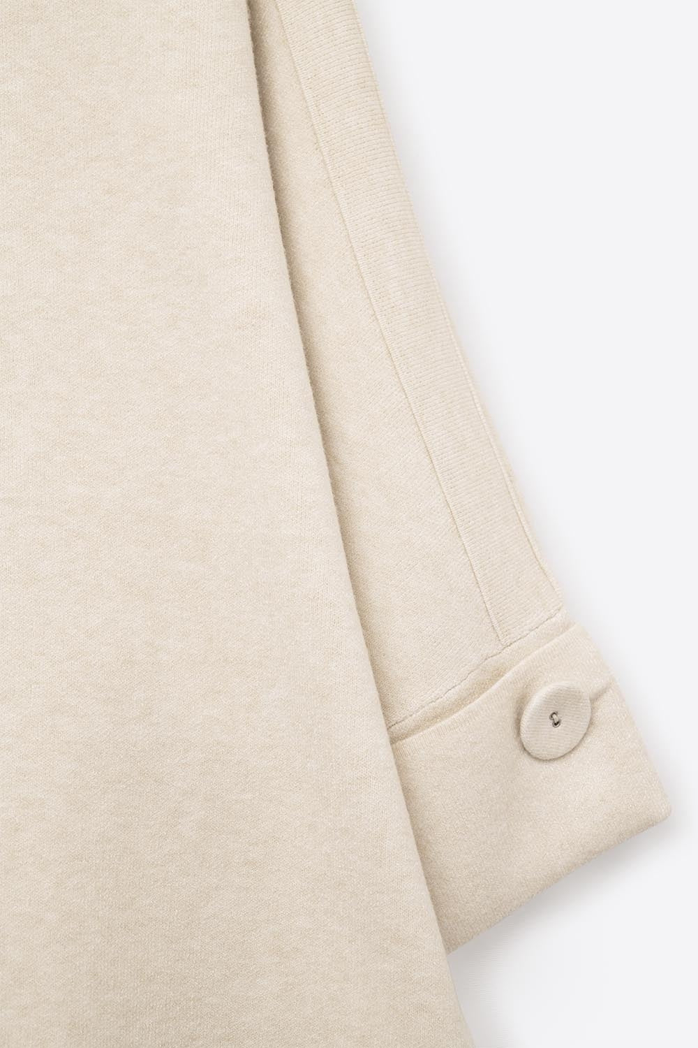 Camisola de malha creme com pormenores de botões