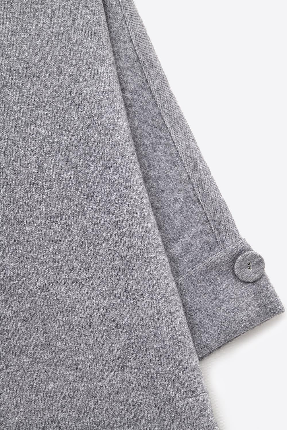 Camisola de malha cinzenta com pormenores de botões