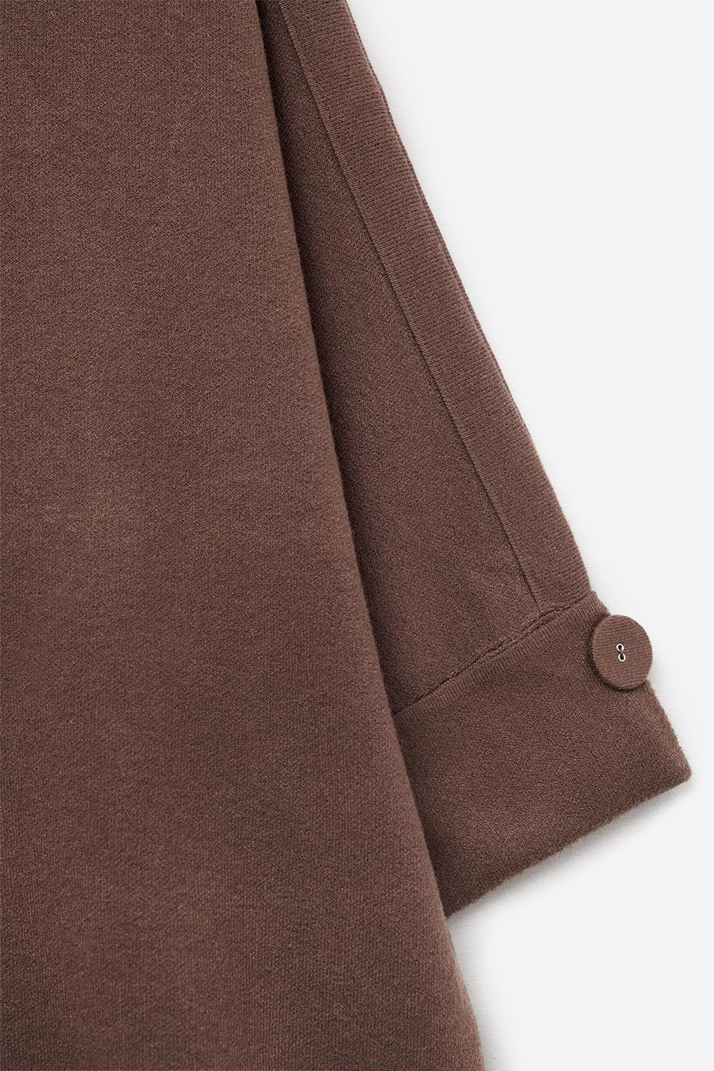 Camisola de malha castanha com pormenores de botões