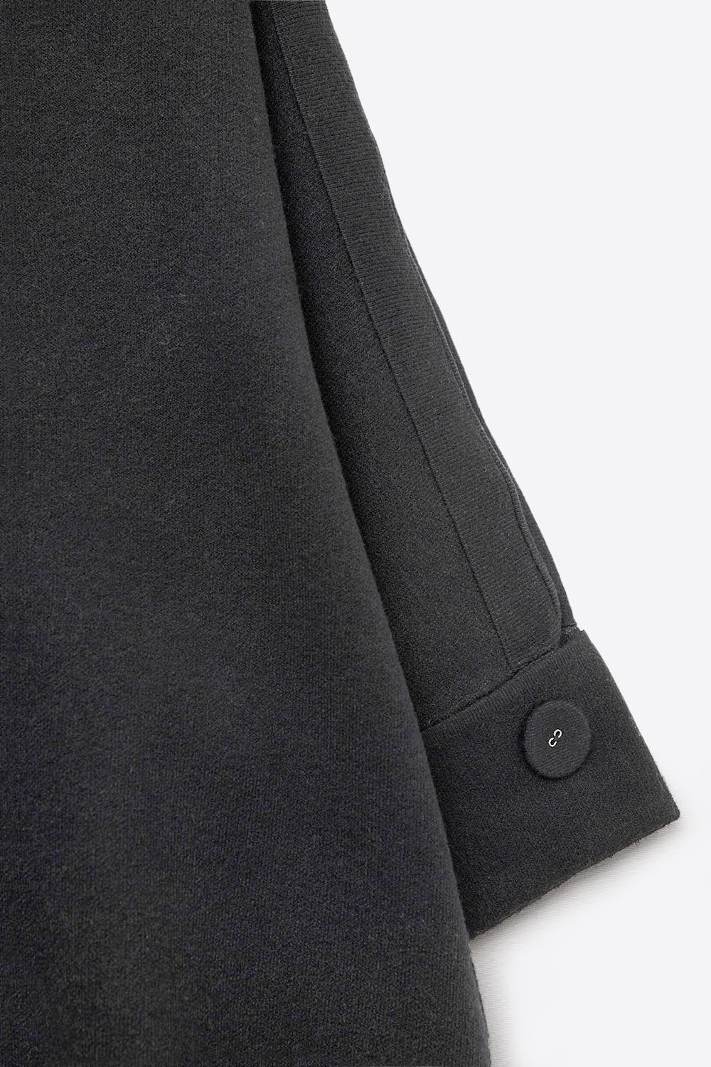 Camisola de malha preta com mangas e pormenores de botões