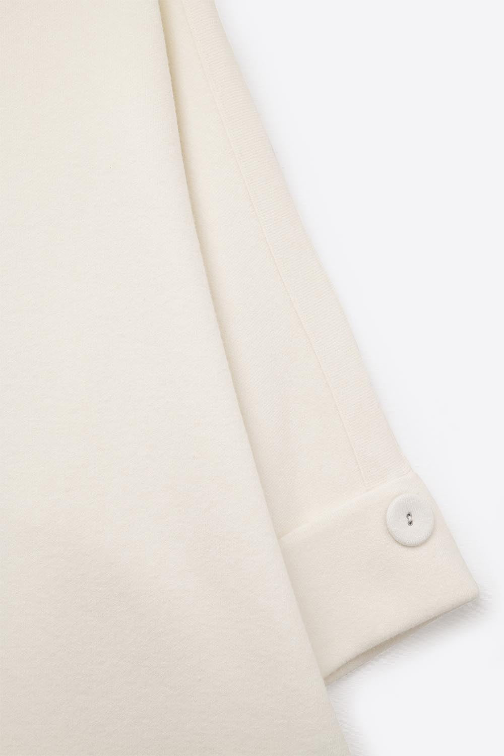 Camisola de malha branca com pormenores de botões