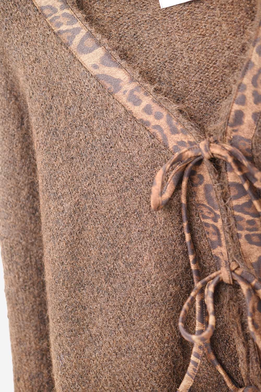 Casaco de malha castanho com pormenor bordado de leopardo