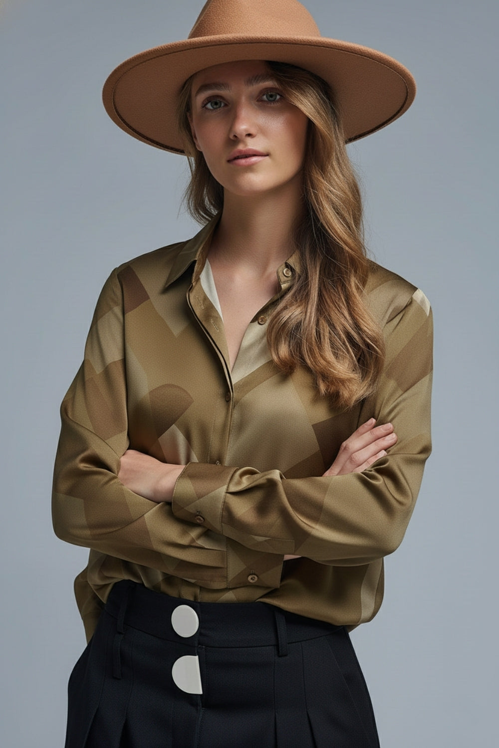 Camisa de cetim verde com estampado geométrico