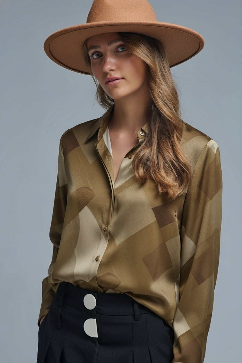Camisa de cetim verde com estampado geométrico