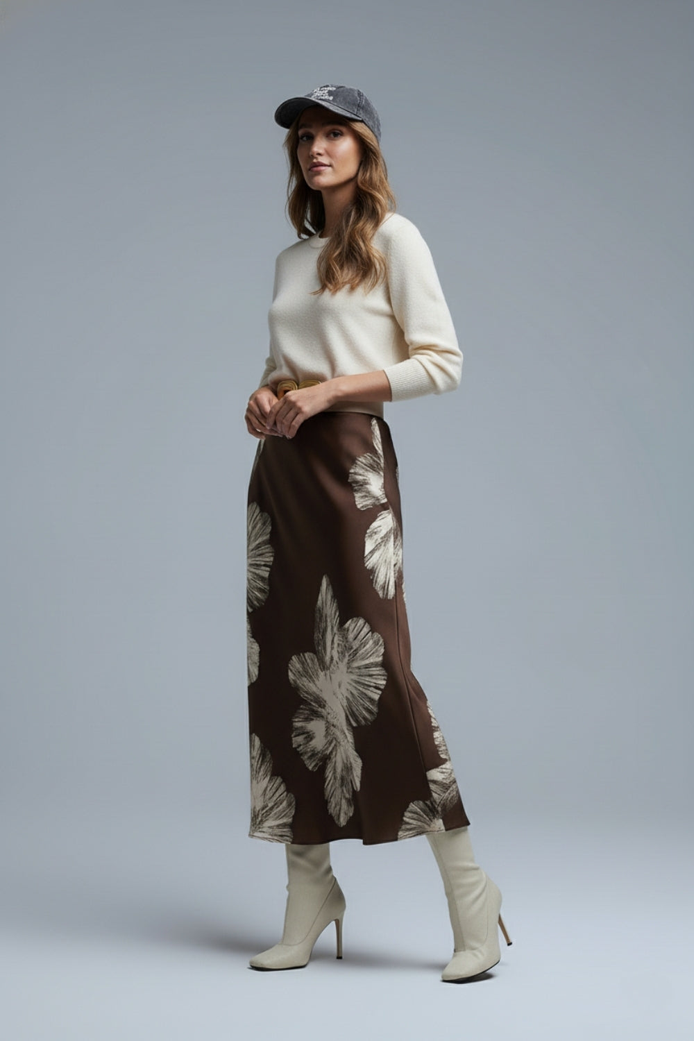 Saia Midi de cetim floral castanha em cetim