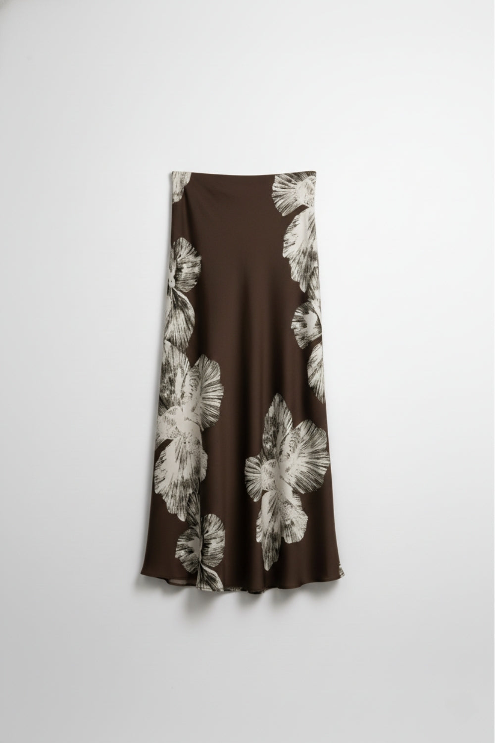 Saia Midi de cetim floral castanha em cetim