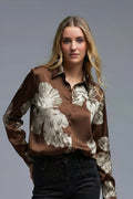 Blusa com botões florais castanha em tecido de cetim